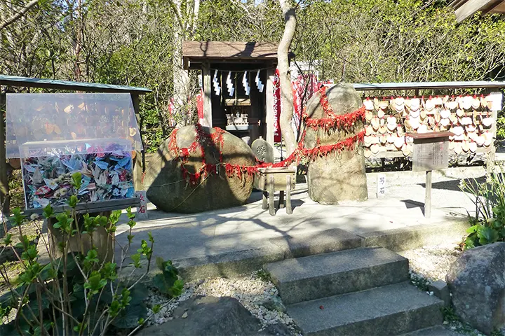 葛原岡神社の境内にある縁結び石 葛原岡神社の境内にある縁結び石